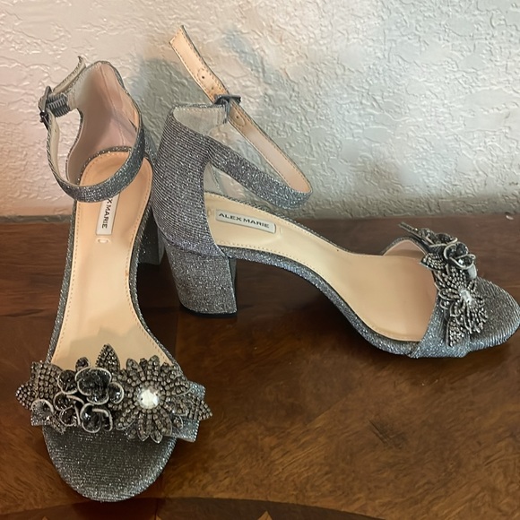 Stylish heels with beautiful design - Picture 6 of 6